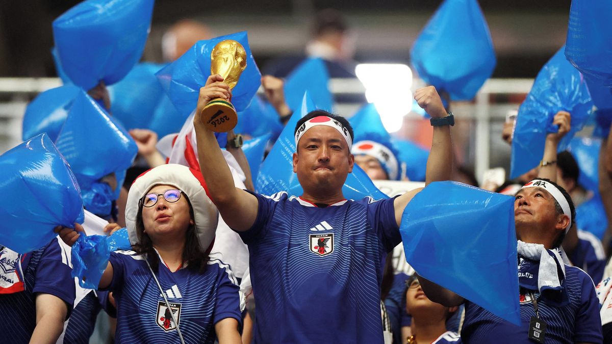 Japonští fanoušci si vzali na stadion pytle, po zápase po sobě uklidili